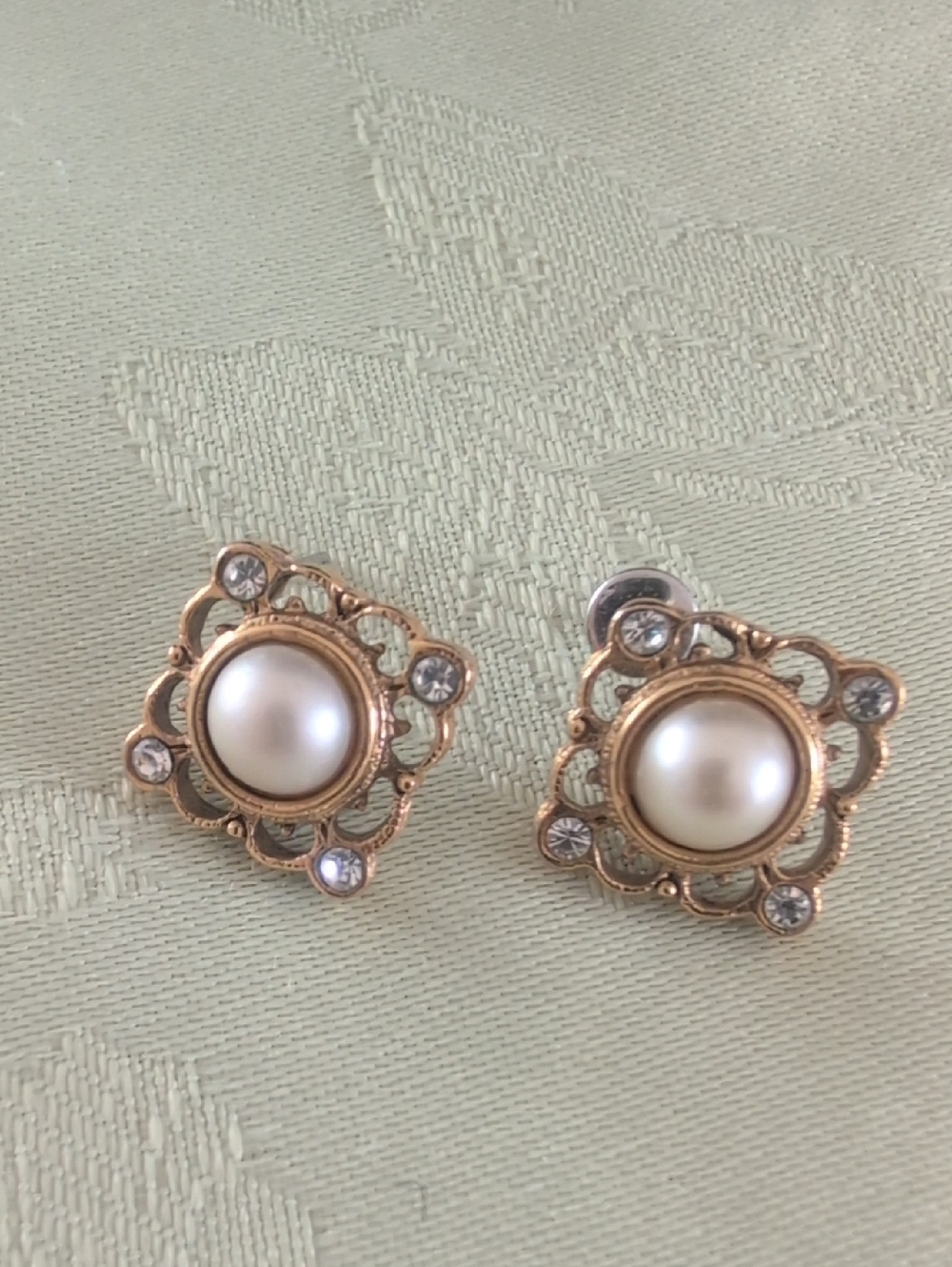 1928 Brand Pearl and Crystal Antique Gold Stud Earrings — Fashion Jewelry